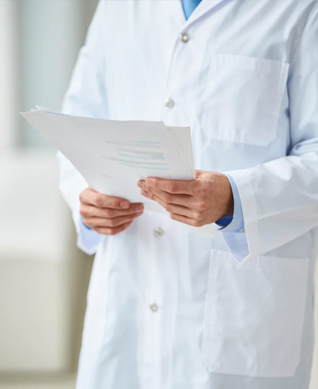 Врач держит документы
